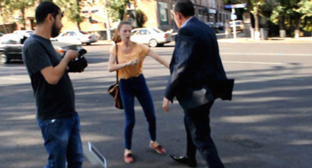 An attack of Karen Airapetyan, a security officer of the National Assembly of Armenia, on Marina Khachatryan, a journalist of the "A1+". Yerevan, September 9, 2014. Photo http://ru.a1plus.am/1274336.html