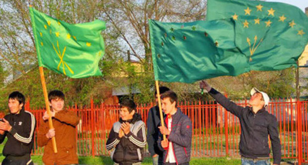 Young people holding flags of flag of Karachay–Cherkessia. April 25, 2014. Photo by Asya Kapaeva for the "Caucasian Knot"