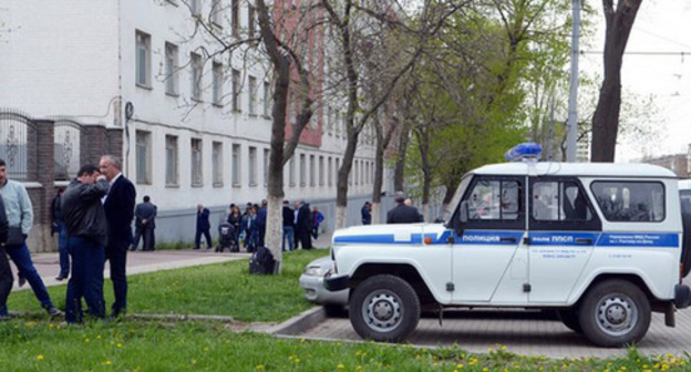 A police car near the North-Caucasian District Military Court. Photo by Oleg Pchyolov for the "Caucasian Knot"