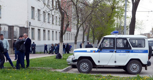 A police car near the North-Caucasian District Military Court. Photo by Oleg Pchyolov for the "Caucasian Knot"