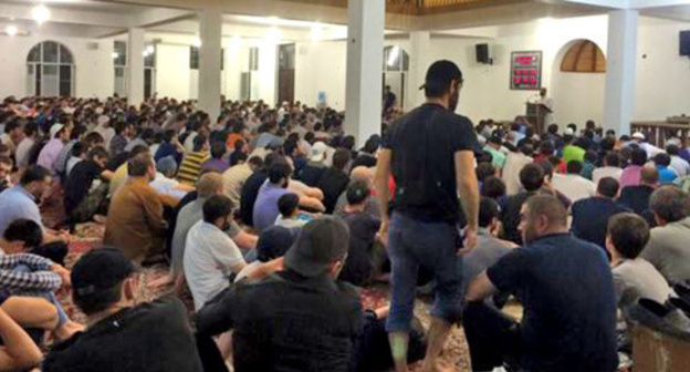 Parishioners in the mosque. Photo: http://rus.azattyq.mobi/