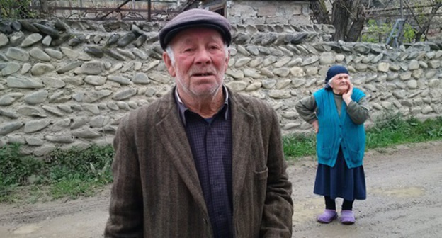 Iosif Elikashvili – resident of Koshka villange with his wife. Photo by Grigory Shvedov for the ‘Caucasian Knot’. 