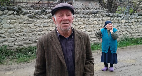 Iosif Elikashvili – resident of Koshka villange with his wife. Photo by Grigory Shvedov for the ‘Caucasian Knot’. 