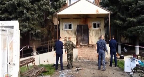 Law enforcers at the site of explosion near the ROVD for Novoselitsk District, Stavropol Territory. Photo: http://nac.gov.ru/kontrterroristicheskie-operacii/na-meste-vzryvov-v-stavropole-rabotayut.html
