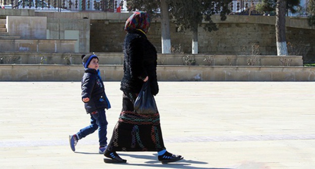 Woman in a headscarf with a child, Derbent, March 2015. Photo by the ‘Caucasian Knot’ correspondent Patimat Makhmudova. 
