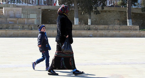 Woman in a headscarf with a child, Derbent, March 2015. Photo by the ‘Caucasian Knot’ correspondent Patimat Makhmudova. 