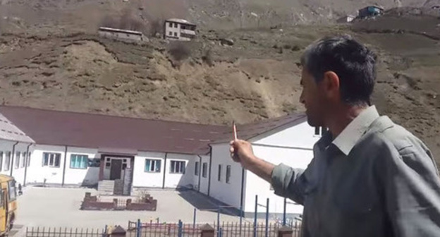 Ramazan Djalaldinov in his video message addressed to Vladimir Putin and describing corruption in the village of Kenkhi. Screenshot of a video by the user gazetachernovik https://www.youtube.com/watch?v=T_oDJXutJJc