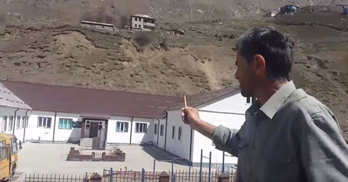 Ramazan Djalaldinov in his video message addressed to Vladimir Putin and describing corruption in the village of Kenkhi. Screenshot of a video by the user gazetachernovik https://www.youtube.com/watch?v=T_oDJXutJJc