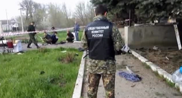 A law enforcer at the site of the explosion near the Novoselitsk ROVD  in the Stavropol Territory. photo: http://nac.gov.ru/kontrterroristicheskie-operacii/na-meste-vzryvov-v-stavropole-rabotayut.html