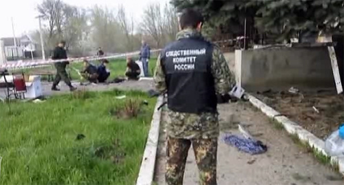 A law enforcer at the site of the explosion near the Novoselitsk ROVD  in the Stavropol Territory. photo: http://nac.gov.ru/kontrterroristicheskie-operacii/na-meste-vzryvov-v-stavropole-rabotayut.html