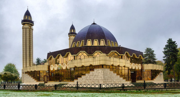 The Cathedral Mosque of Nalchik. Photo http://kbrria.ru/obshchestvo/premer-posetil-sobornuyu-mechet-nalchika-110