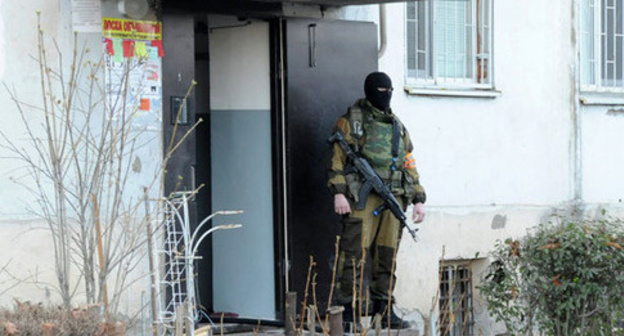 A law enforcer during the special operation carried out in Musov Street. Photo http://nac.gov.ru/