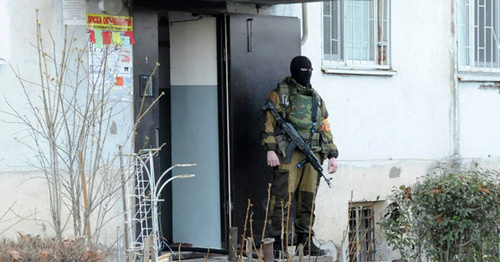 A law enforcer during the special operation carried out in Musov Street. Photo http://nac.gov.ru/