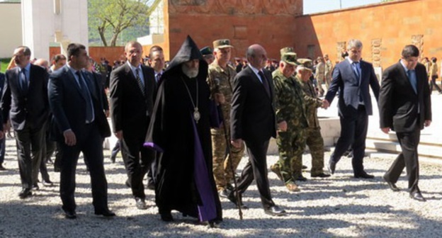 Memory of Armenian Genocide victims was honoured by the Nagorno-Karabakh authorities, religious figures, public activists, and residents of Stepanakert, Nagorny Karabakh. Photo from Albert Voskanyan’s blog at the ‘Caucasian Knot’. 