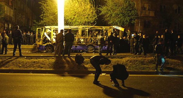 Bus blown up in Alabyan Street in Yerevan, April 25, 2016. Photo: © PAN Photo / Karo Sahakyan 