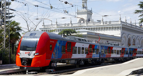 ‘Lastochka’ train at Sochi railway station. Photo: http://fedpress.ru/news/society/news_society/1441353514-na-vremya-gran-pri-formuly-1-proezd-v-sochinskikh-lastochkakh-budet-besplatnym