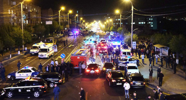 Bus blown up in Alabyan Street in Yerevan, April 25, 2016. Photo: © PAN Photo / Vahan Stepanyan