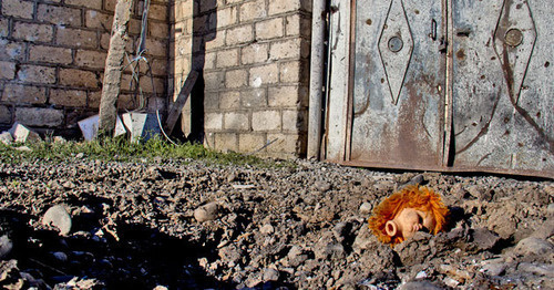 Shell falls in front of the gates, Gapanly villange, Tartar District, April 2016. Photo: Famil Makhmudbeily for the ‘Caucasian Knot’. 