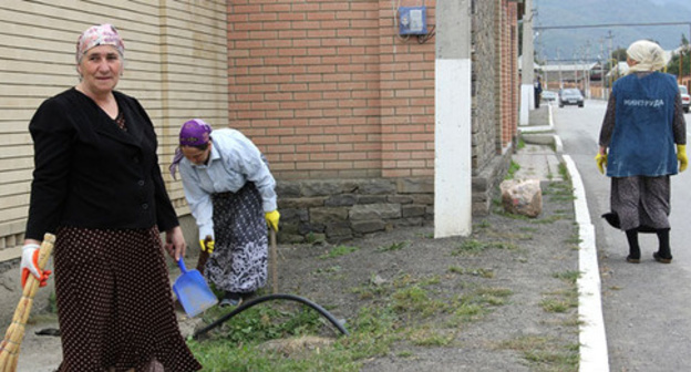 Residents of Chechnya attend subbotnik. Photo: http://www.itumkali.com/new/subbotnik-v-itum-kalinskom-rajone-chechenskoj-respubliki.htm