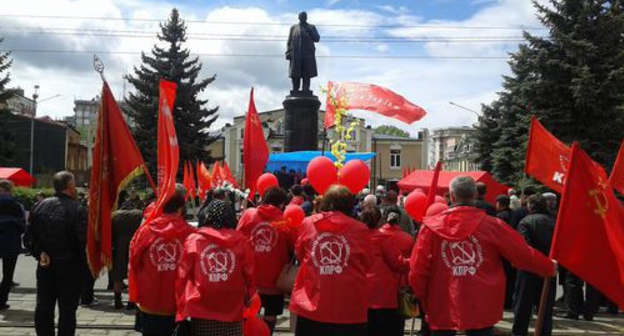 The rally organized by CPRF near the statue of Lenin on Mira Avenue in Vladikavkaz 01.05.2016. Photo by Emma Marzoeva for the "Caucasian Knot"