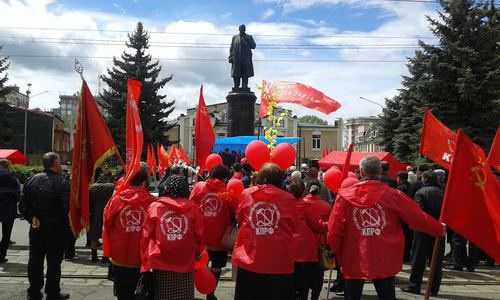 The rally organized by CPRF near the statue of Lenin on Mira Avenue in Vladikavkaz 01.05.2016. Photo by Emma Marzoeva for the "Caucasian Knot"