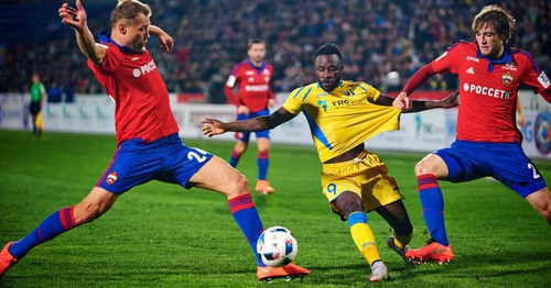 Kanga, a player of the "Rostov" Football Club (in the yellow uniform), fights for the ball with the footballists of the CSKA FC, the man rival of "Rostov" in the football championship of Russia. Photo: http://www.fc-rostov.ru/media/gallery/25395/album#19 