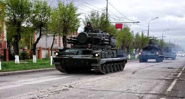 Military machines in the streets of Volgograd. Photo http://newsinten.ru/novosti-volgograda/po-ulicam-volgograda-proshla-tyazhelaya-voennaya-texnika-razrushaya-asfalt.html