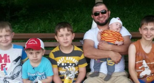 Timur Temirov with his children. Photo courtesy of his relatives