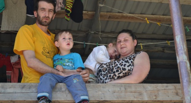 Mardiros Demerchyan with his family. Photo by Svetlana Kravchenko for the "Caucasian Knot"