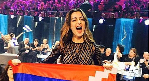 Iveta Mukuchyan holds flag of Nagorno-Karabakh on the air of "Eurovision-2016". Photo: blog.mediamall, http://sputnikarmenia.ru/karabah/20160511/3409133.html