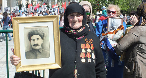 Participant of "Immortal Regiment" action in Makhachkala, May 9, 2016. Photo by Patimat Makhmudova for the ‘Caucasian Knot’. 