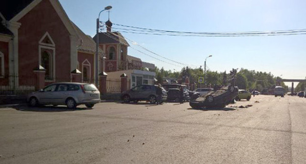 Several cars parked near the entrance to the cemetery were smashed and turned upside down during the brawl. Photo: https://petrovka38.ru/news/item/7782137/