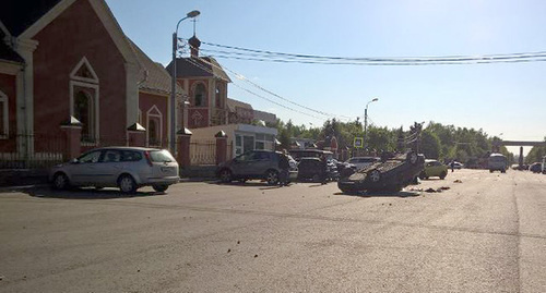 Several cars parked near the entrance to the cemetery were smashed and turned upside down during the brawl. Photo: https://petrovka38.ru/news/item/7782137/