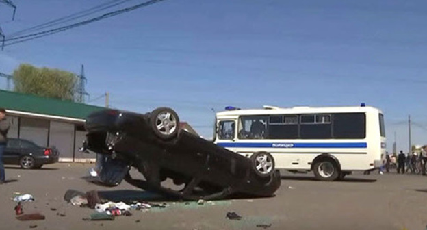 After the mass fight at the Khovanskoye cemetery. Moscow, May 14, 2016. Screenshot of a video by the user POLICE not TV https://www.youtube.com/watch?v=6tAxdLFeGms