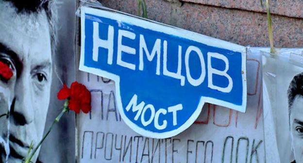 Flowers and Nemtsov's photo at the murder spot. Screenshot of a video by the user Open Russia https://www.youtube.com/watch?v=Y_WZ9i31GY0