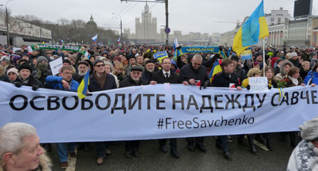 Rally in the memory of Boris Nemtsov. Inscription on a poster: "Free Nadezhda Savchenko! #FreeSavchenko". Moscow, Moskvoretskaya Embankment, March 1, 2015. Photo https://ru.wikipedia.org