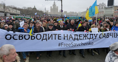Rally in the memory of Boris Nemtsov. Inscription on a poster: "Free Nadezhda Savchenko! #FreeSavchenko". Moscow, Moskvoretskaya Embankment, March 1, 2015. Photo https://ru.wikipedia.org
