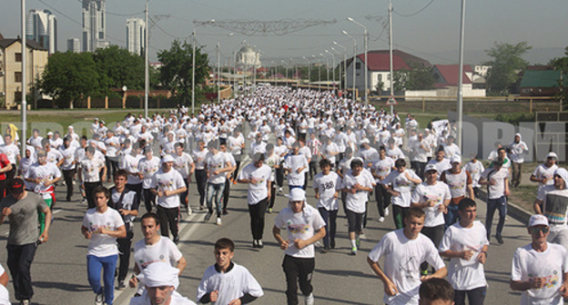 Marathon run "From Heart to Heart" in Chechnya. Photo: http://163gorod.ru/event/24146958-pobeditel-begovogo-marafona-ot-serdca-k-serdcu-poluchit-avtomobil