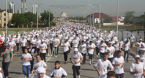 Marathon run "From Heart to Heart" in Chechnya. Photo: http://163gorod.ru/event/24146958-pobeditel-begovogo-marafona-ot-serdca-k-serdcu-poluchit-avtomobil