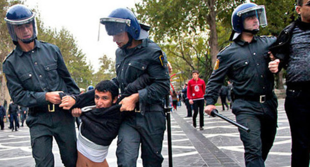 Police detains the participants of the unsanctioned opposition rally in Baku. November 17, 2012. Photo by Aziz Karimov for the "Caucasian Knot"