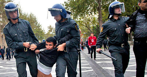 Police detains the participants of the unsanctioned opposition rally in Baku. November 17, 2012. Photo by Aziz Karimov for the "Caucasian Knot"