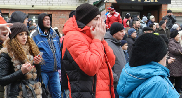 The residents of the 9-floor apartment building are watching their house burn in the yard, December 2015. Photo by Tatyana Filimonova for the "Caucasian Knot"