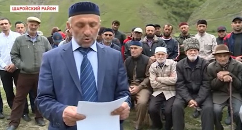 The head of the village of Kenkhi reading an appeal to Putin in front of the cameras. May 20, 2016. Screenshot of a video by the "Grozny" TV Channel
