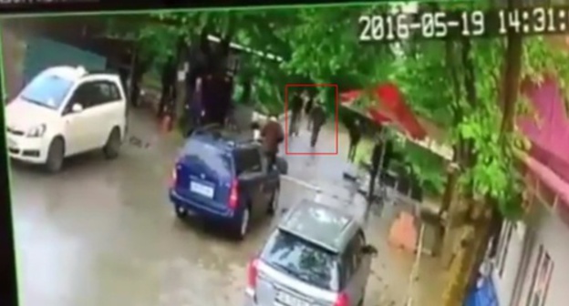 Attackers on Otkhozoriya fled the scene. Screenshot of a security camera record, YouTube.com