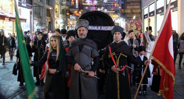 The participants of the rally in Istanbul were holding national flags of Caucasian republics. Istanbul, May 21, 2016. Photo by Magomed Tuaev for the "Caucasian Knot"