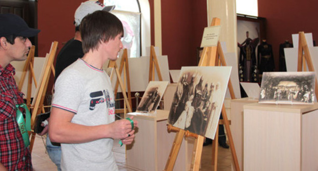 Visitors at the exhibition "Circassian Theatre. Revived Album", Nalchik, May 23, 2016. Photo by Lyudmila Maratova for the ‘Caucasian Knot’. 