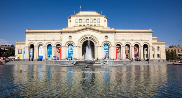 "Singing Fountains" in Republic Square in Yerevan. Photo: EvgenyGenkin https://ru.wikipedia.org/