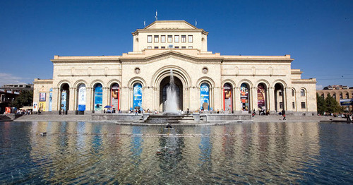 "Singing Fountains" in Republic Square in Yerevan. Photo: EvgenyGenkin https://ru.wikipedia.org/