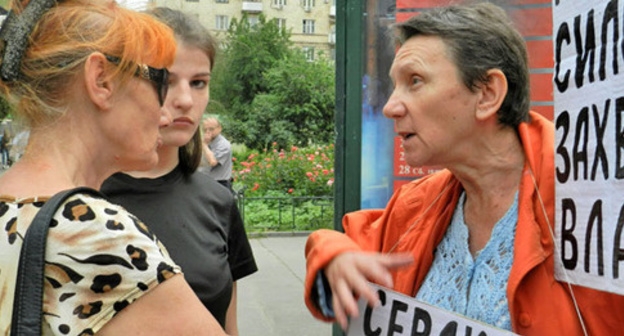 A participant of a picket in support of Article 31 of the Russian Constitution. Volgograd, May 31, 2016. Photo by Tatyana Filimonova for the "Caucasian Knot"