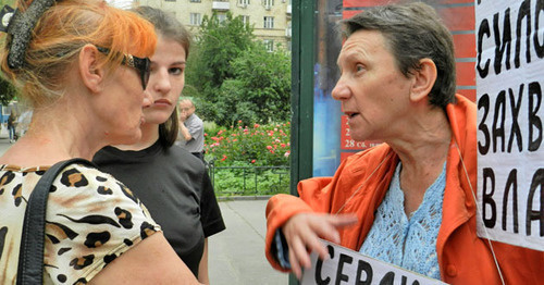 A participant of a picket in support of Article 31 of the Russian Constitution. Volgograd, May 31, 2016. Photo by Tatyana Filimonova for the "Caucasian Knot"